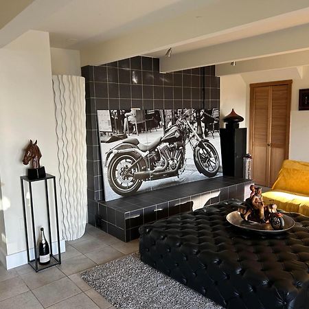 Grouse Cheerful Large Private Bedroom, Bath, Shared Deck, Pool, Hot Tub North Vancouver Bagian luar foto