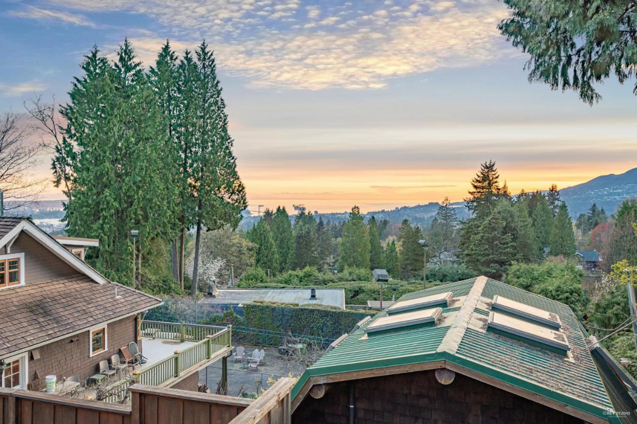 Grouse Cheerful Large Private Bedroom, Bath, Shared Deck, Pool, Hot Tub North Vancouver Bagian luar foto