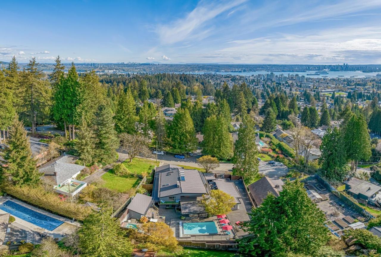 Grouse Cheerful Large Private Bedroom, Bath, Shared Deck, Pool, Hot Tub North Vancouver Bagian luar foto