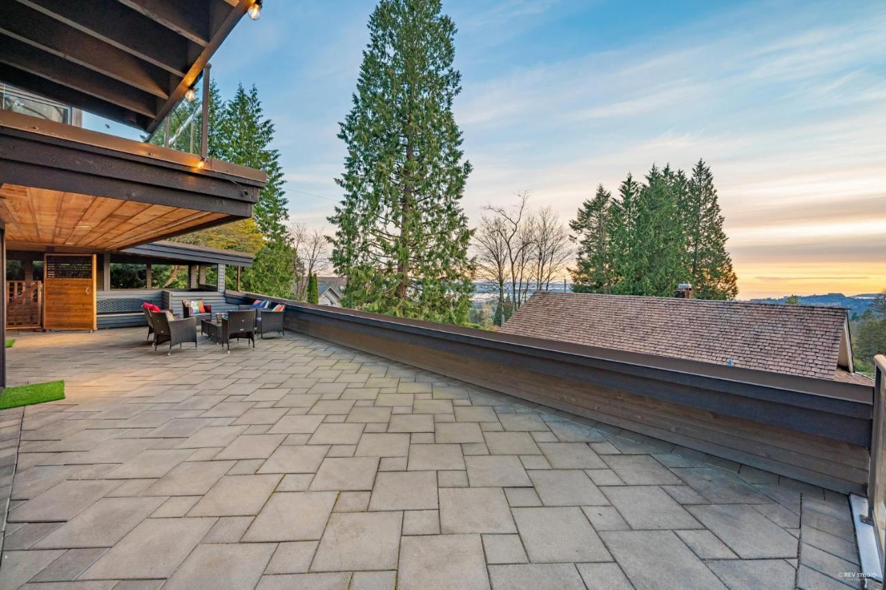 Grouse Cheerful Large Private Bedroom, Bath, Shared Deck, Pool, Hot Tub North Vancouver Bagian luar foto