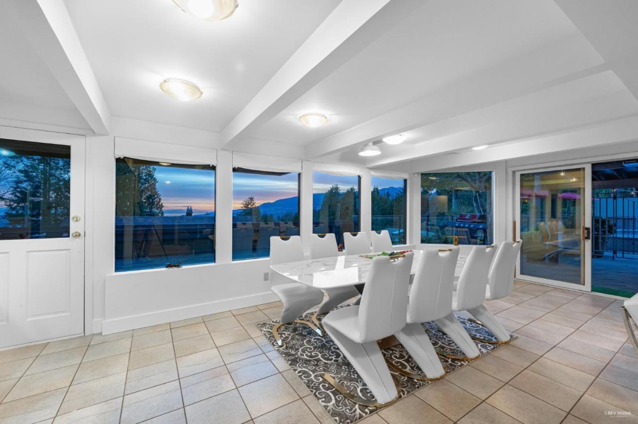 Grouse Cheerful Large Private Bedroom, Bath, Shared Deck, Pool, Hot Tub North Vancouver Bagian luar foto