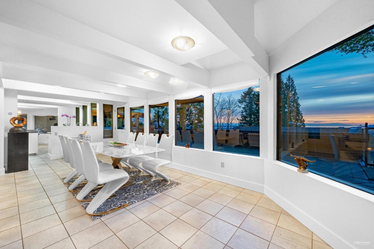 Grouse Cheerful Large Private Bedroom, Bath, Shared Deck, Pool, Hot Tub North Vancouver Bagian luar foto