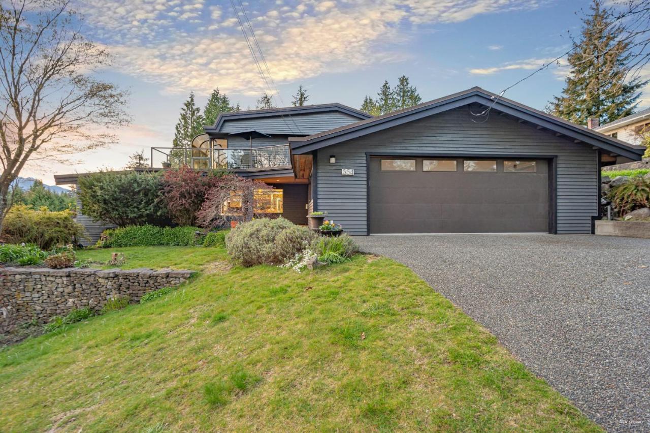Grouse Cheerful Large Private Bedroom, Bath, Shared Deck, Pool, Hot Tub North Vancouver Bagian luar foto