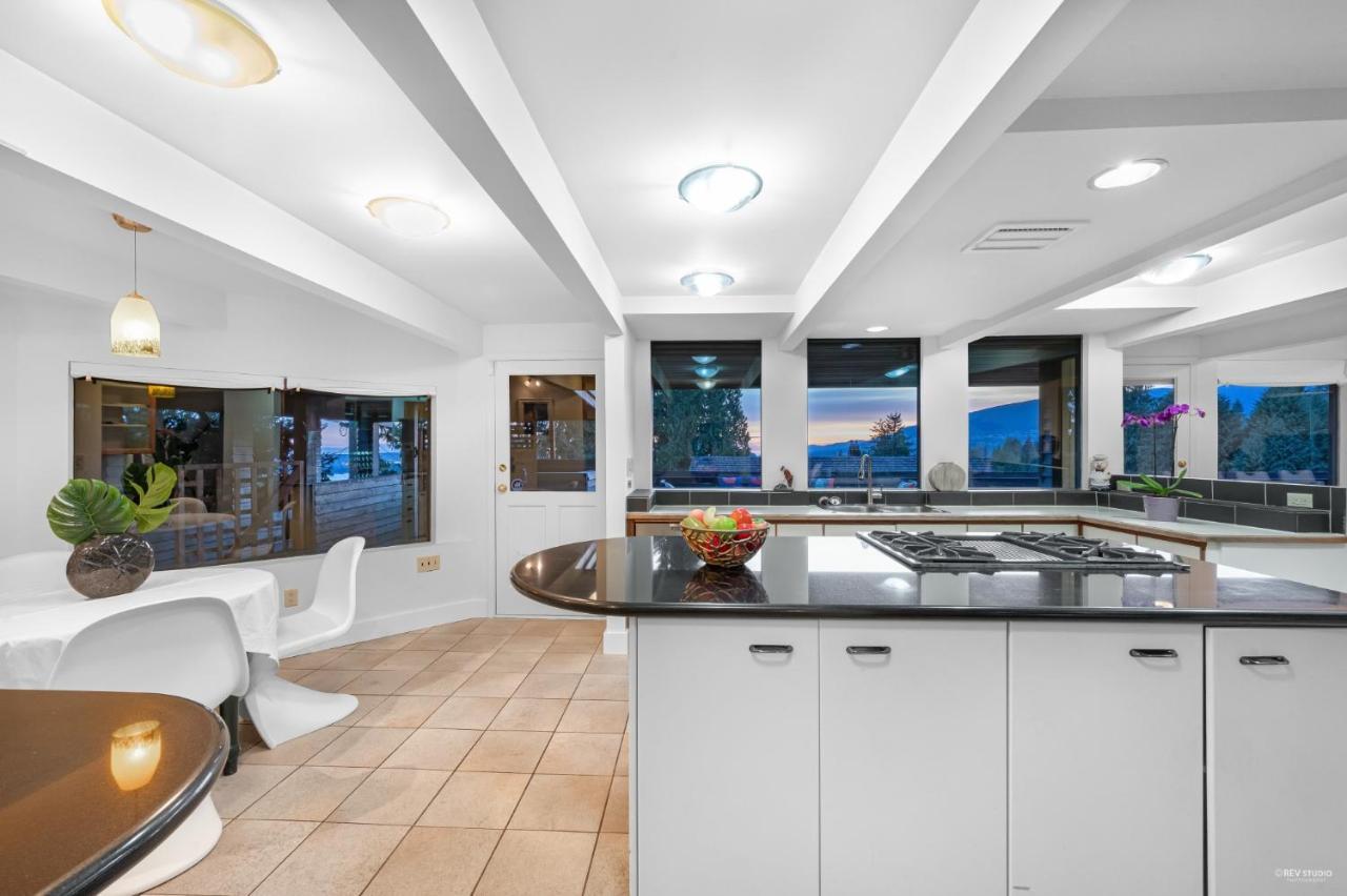Grouse Cheerful Large Private Bedroom, Bath, Shared Deck, Pool, Hot Tub North Vancouver Bagian luar foto
