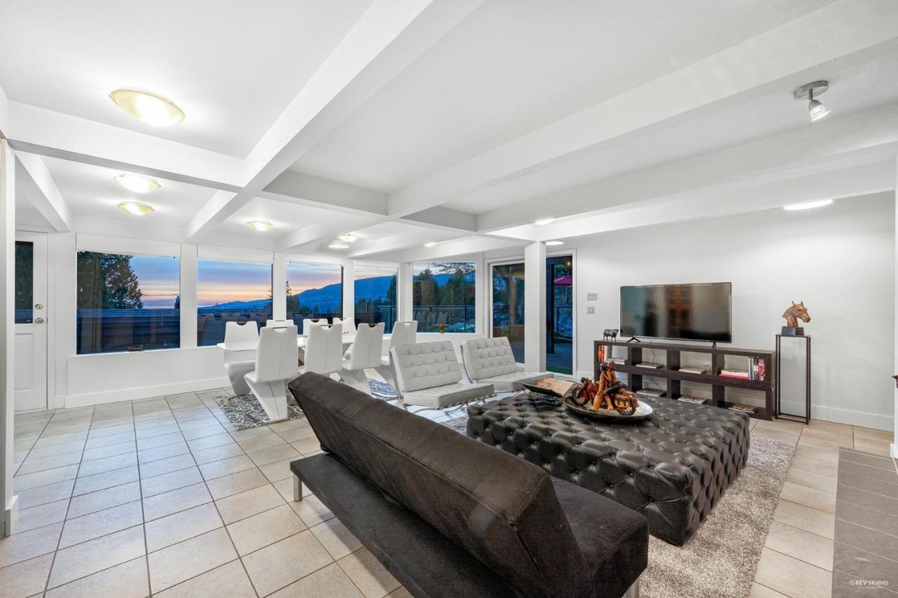 Grouse Cheerful Large Private Bedroom, Bath, Shared Deck, Pool, Hot Tub North Vancouver Bagian luar foto