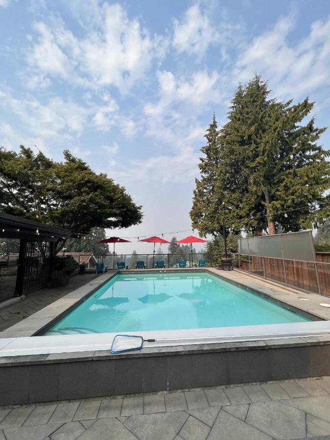 Grouse Cheerful Large Private Bedroom, Bath, Shared Deck, Pool, Hot Tub North Vancouver Bagian luar foto
