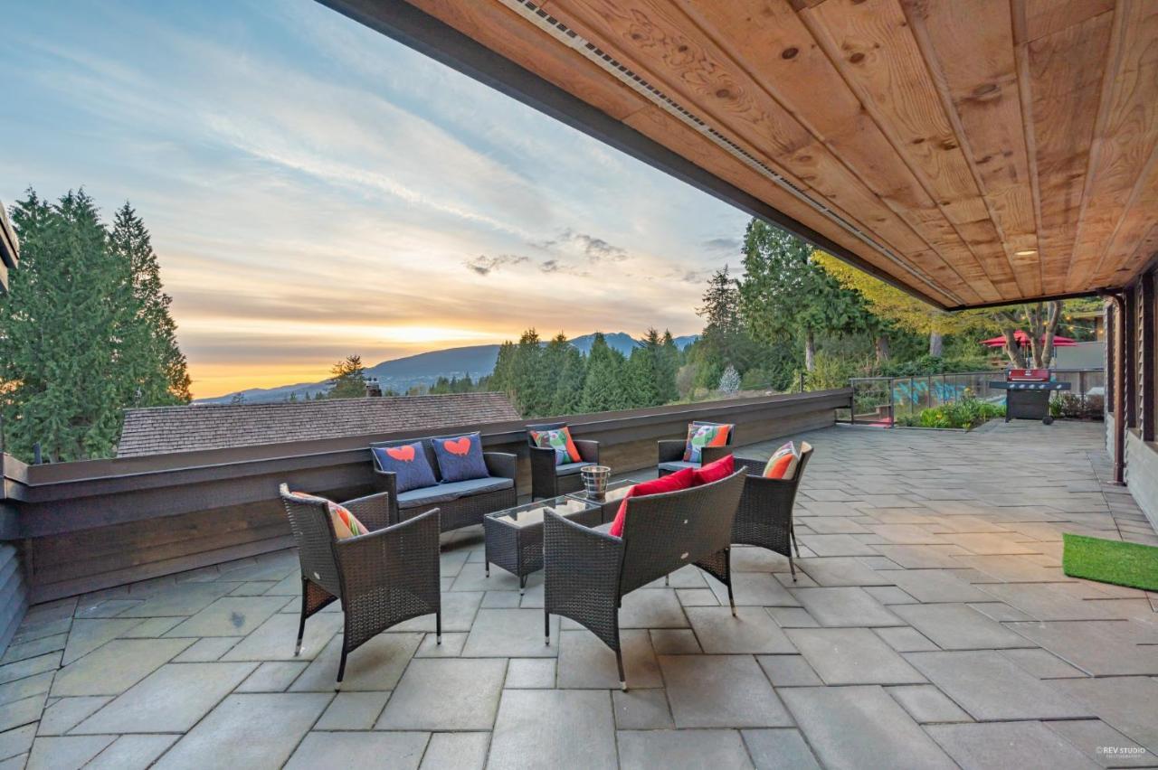 Grouse Cheerful Large Private Bedroom, Bath, Shared Deck, Pool, Hot Tub North Vancouver Bagian luar foto