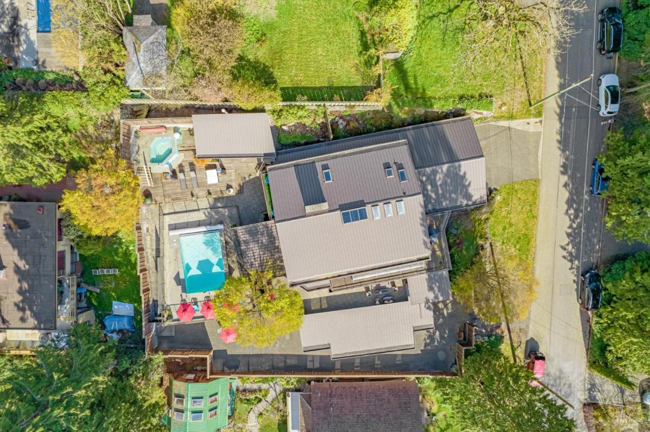 Grouse Cheerful Large Private Bedroom, Bath, Shared Deck, Pool, Hot Tub North Vancouver Bagian luar foto