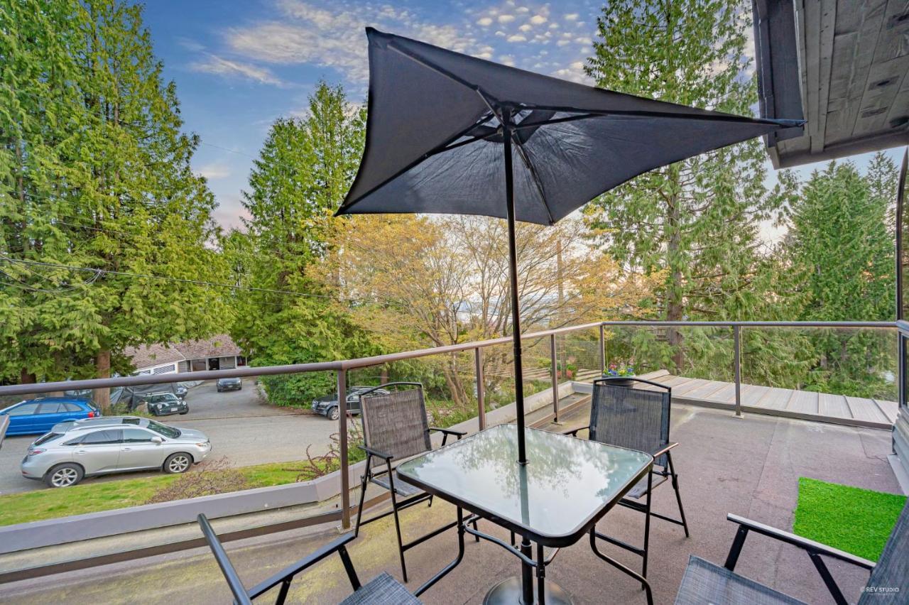 Grouse Cheerful Large Private Bedroom, Bath, Shared Deck, Pool, Hot Tub North Vancouver Bagian luar foto
