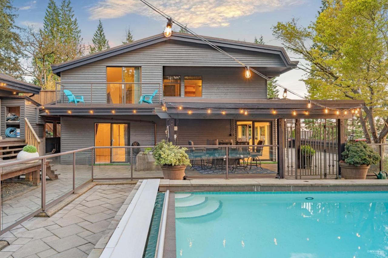 Grouse Cheerful Large Private Bedroom, Bath, Shared Deck, Pool, Hot Tub North Vancouver Bagian luar foto
