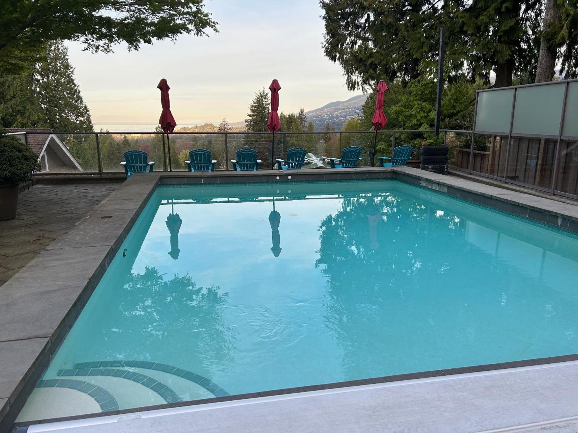 Grouse Cheerful Large Private Bedroom, Bath, Shared Deck, Pool, Hot Tub North Vancouver Bagian luar foto