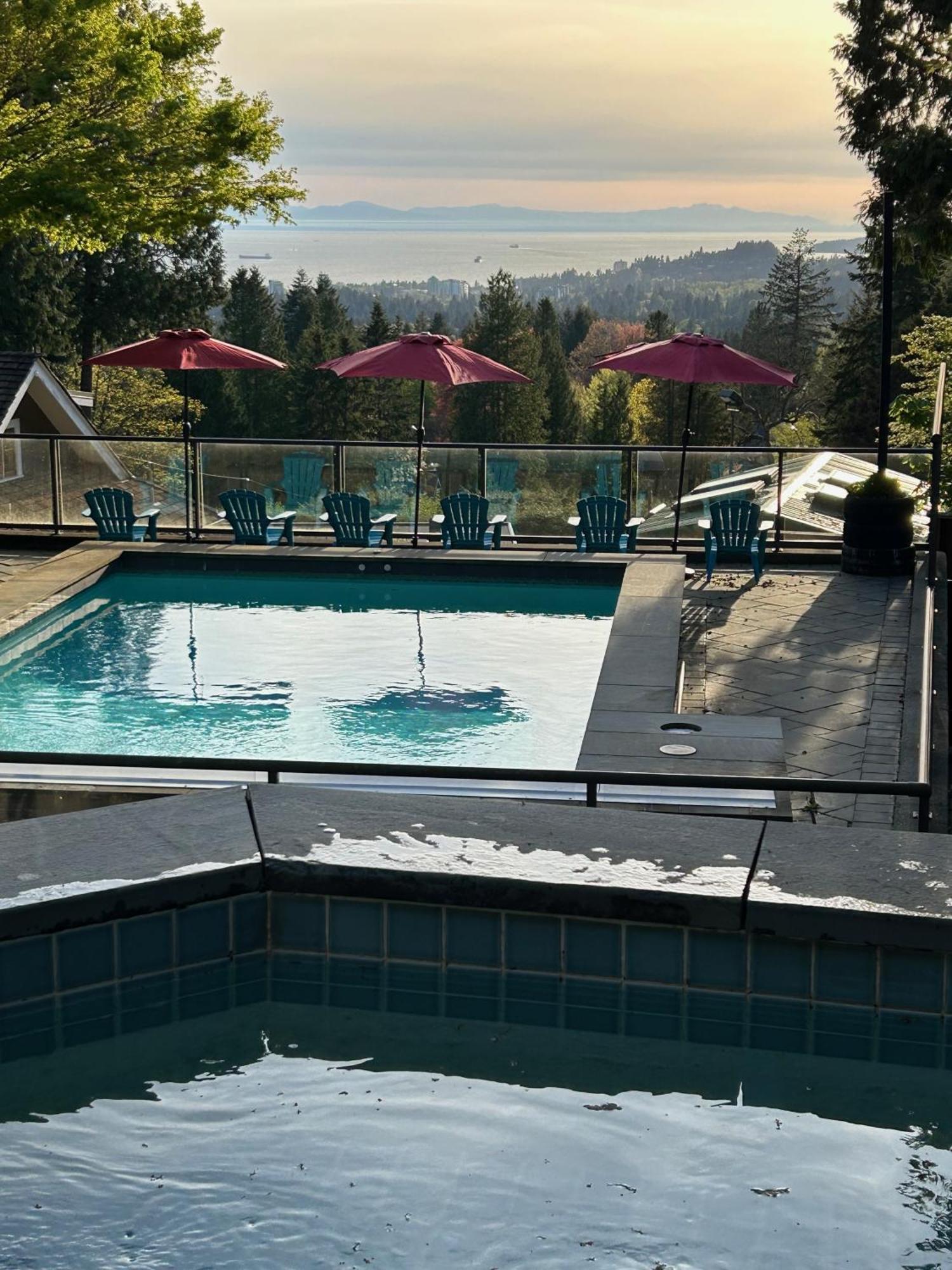 Grouse Cheerful Large Private Bedroom, Bath, Shared Deck, Pool, Hot Tub North Vancouver Bagian luar foto
