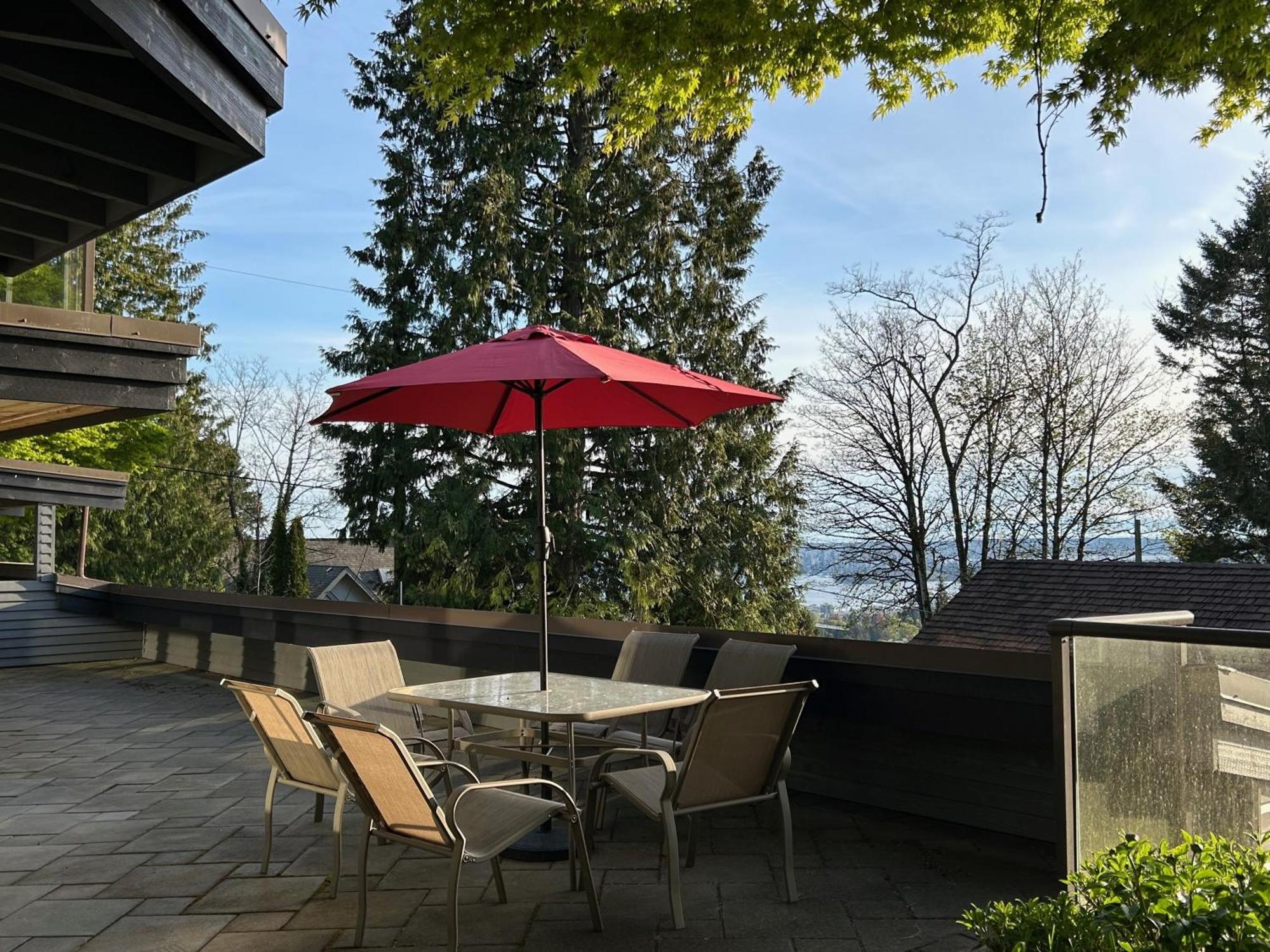 Grouse Cheerful Large Private Bedroom, Bath, Shared Deck, Pool, Hot Tub North Vancouver Bagian luar foto