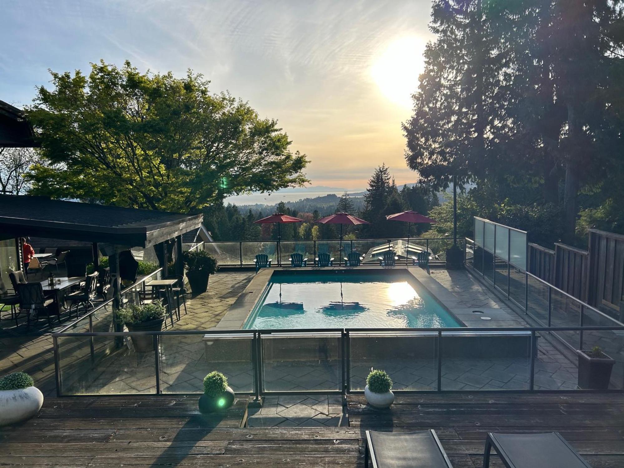 Grouse Cheerful Large Private Bedroom, Bath, Shared Deck, Pool, Hot Tub North Vancouver Bagian luar foto