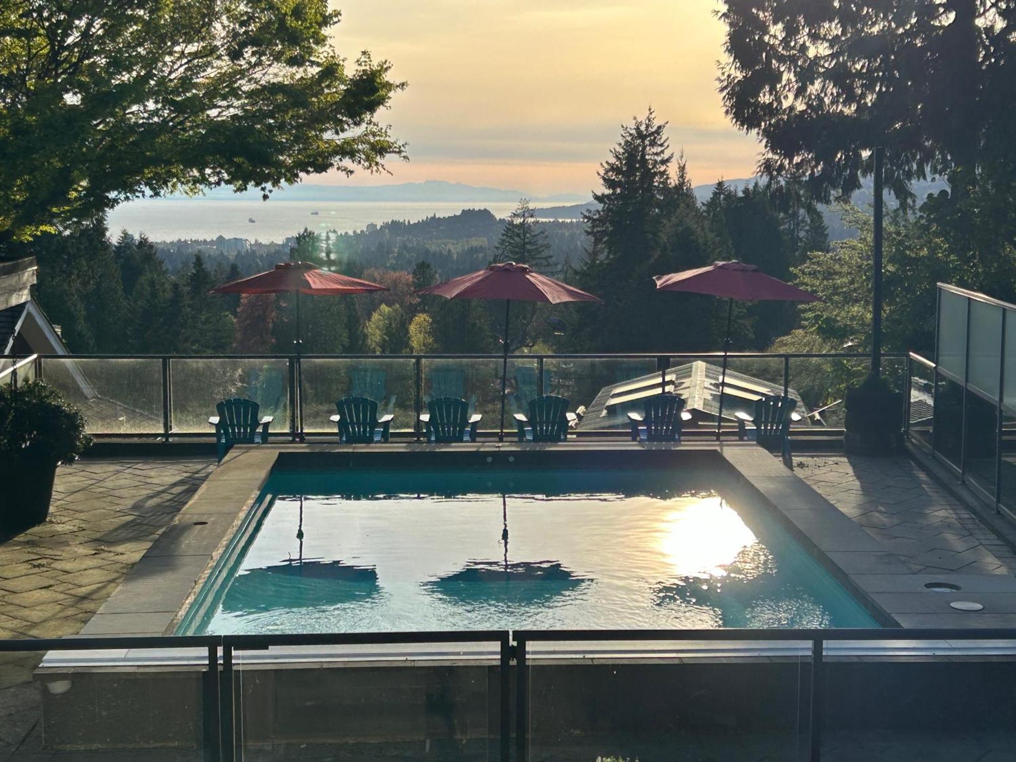 Grouse Cheerful Large Private Bedroom, Bath, Shared Deck, Pool, Hot Tub North Vancouver Bagian luar foto
