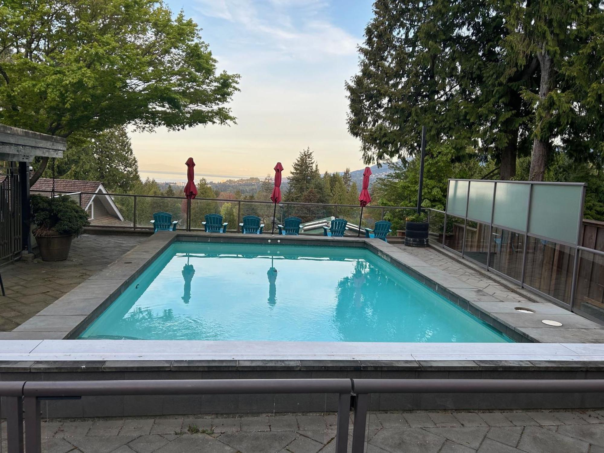 Grouse Cheerful Large Private Bedroom, Bath, Shared Deck, Pool, Hot Tub North Vancouver Bagian luar foto
