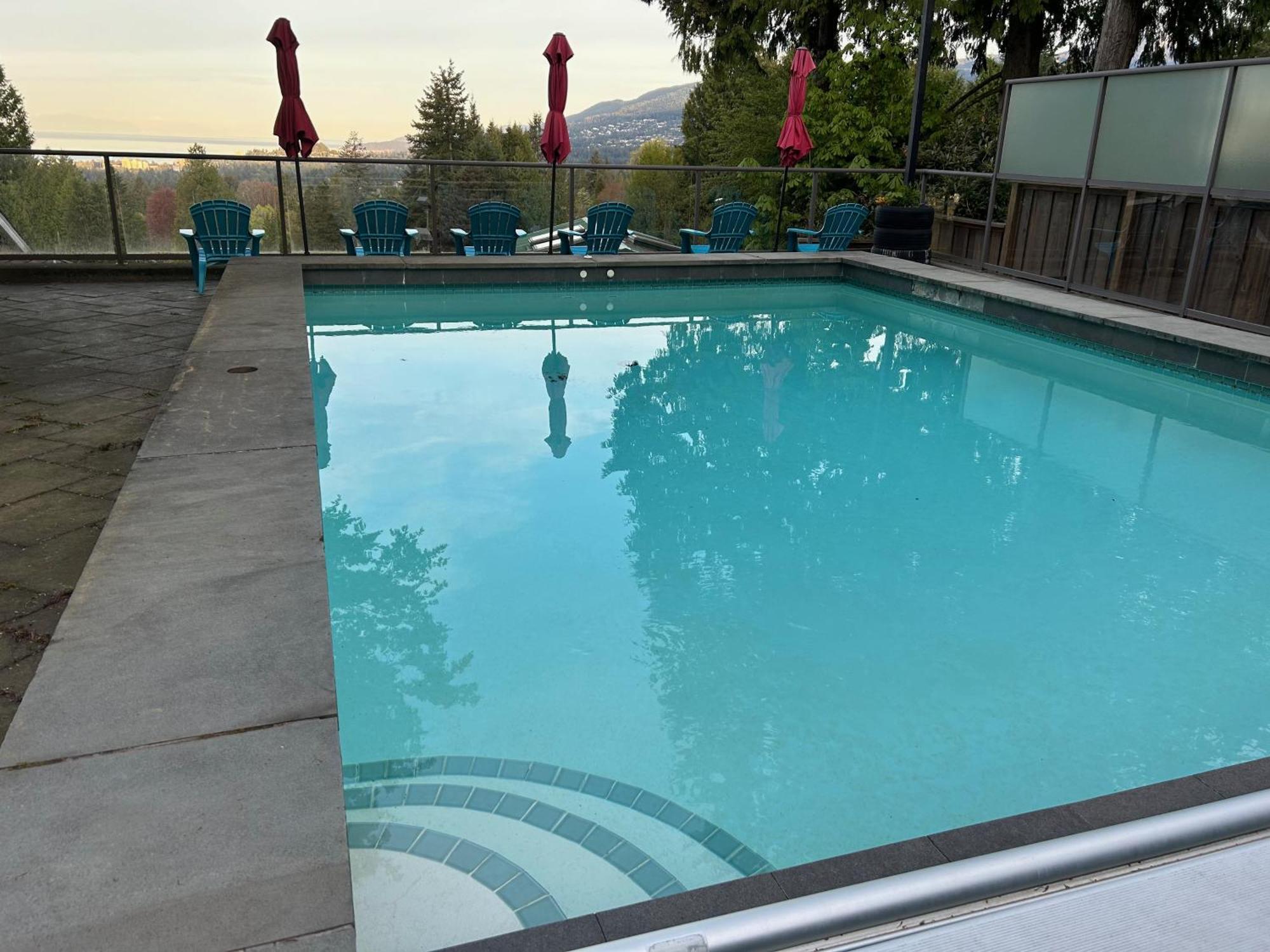 Grouse Cheerful Large Private Bedroom, Bath, Shared Deck, Pool, Hot Tub North Vancouver Bagian luar foto