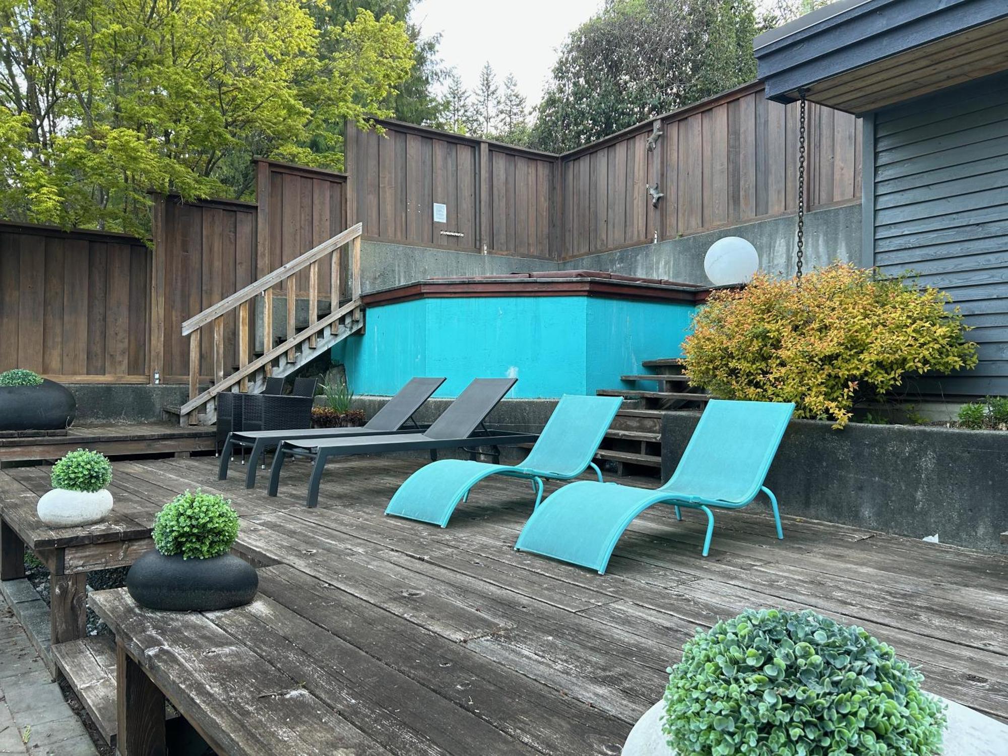 Grouse Cheerful Large Private Bedroom, Bath, Shared Deck, Pool, Hot Tub North Vancouver Bagian luar foto