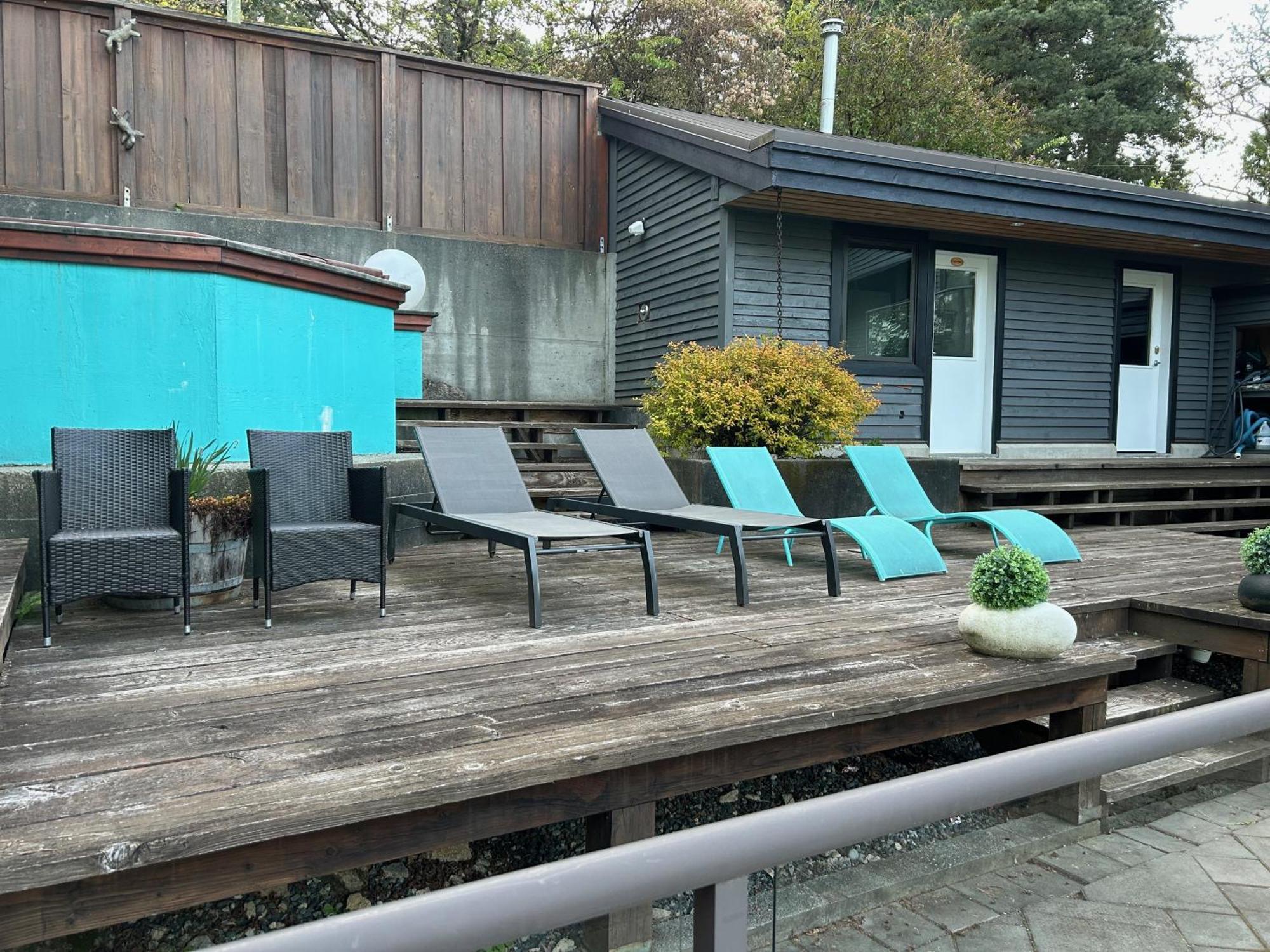 Grouse Cheerful Large Private Bedroom, Bath, Shared Deck, Pool, Hot Tub North Vancouver Bagian luar foto