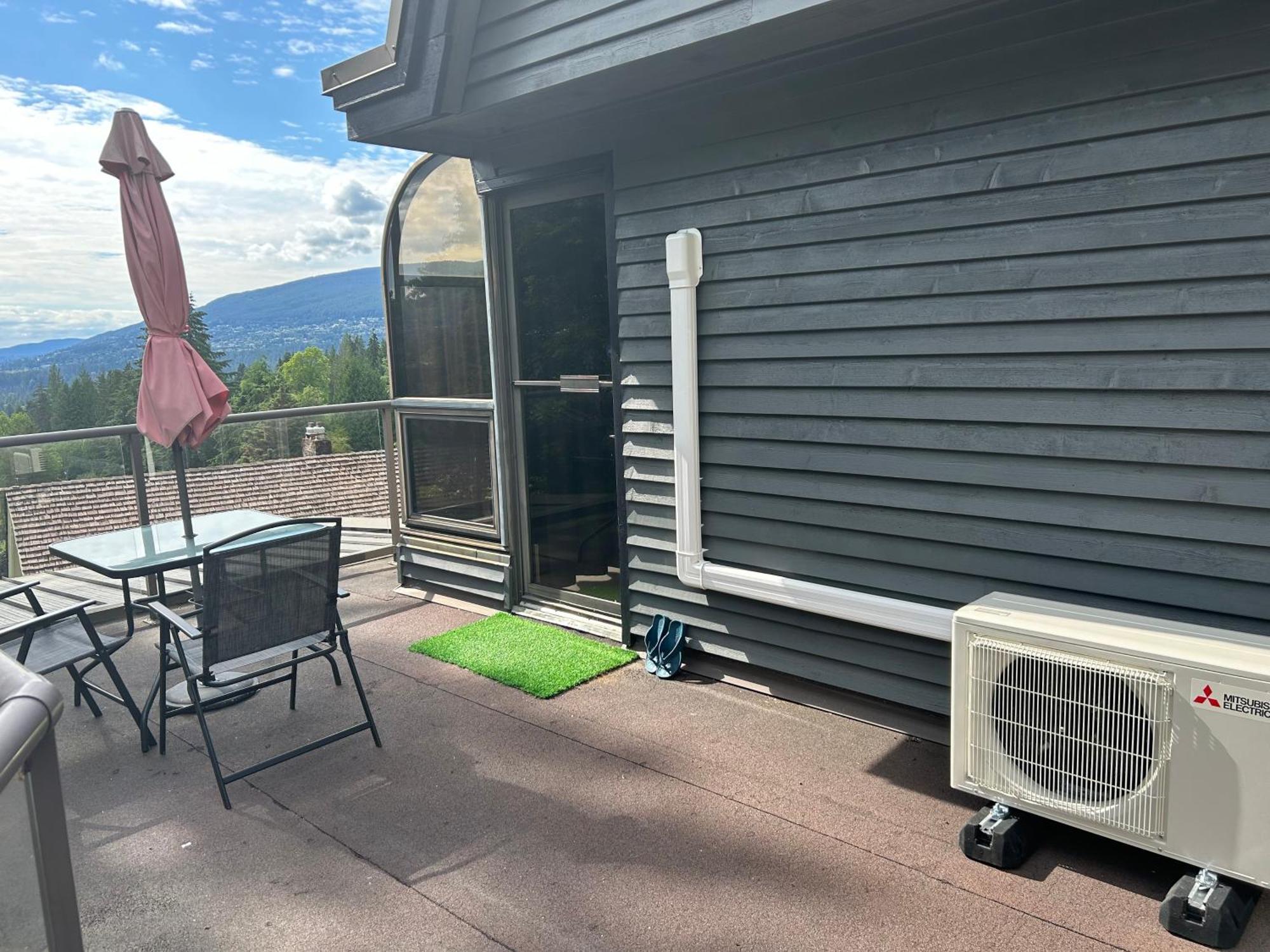 Grouse Cheerful Large Private Bedroom, Bath, Shared Deck, Pool, Hot Tub North Vancouver Bagian luar foto