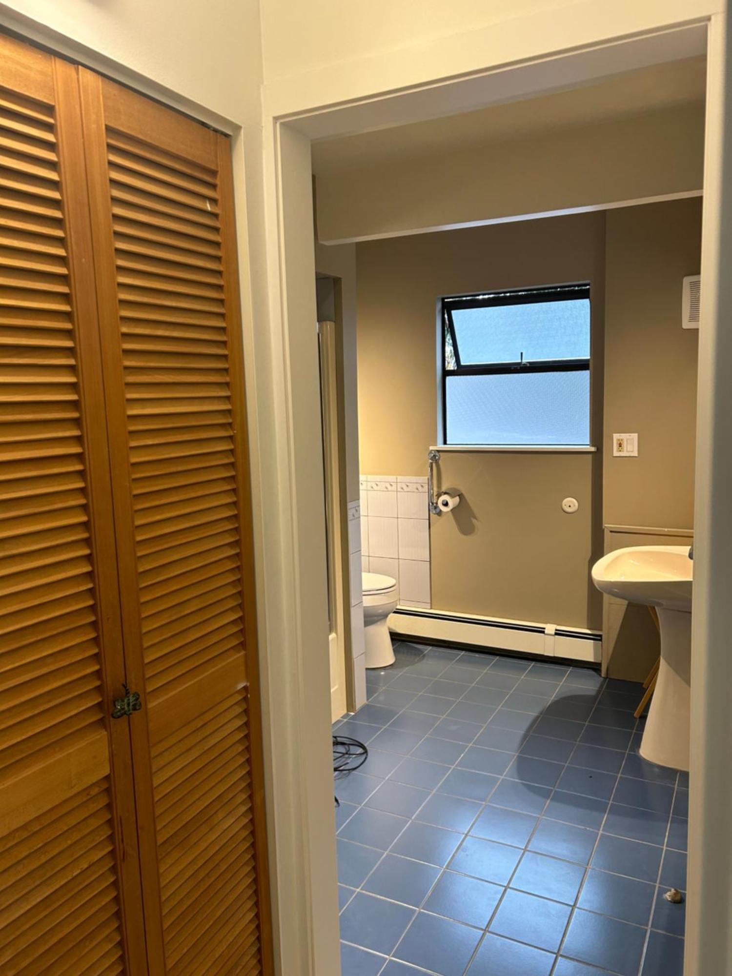 Grouse Cheerful Large Private Bedroom, Bath, Shared Deck, Pool, Hot Tub North Vancouver Bagian luar foto