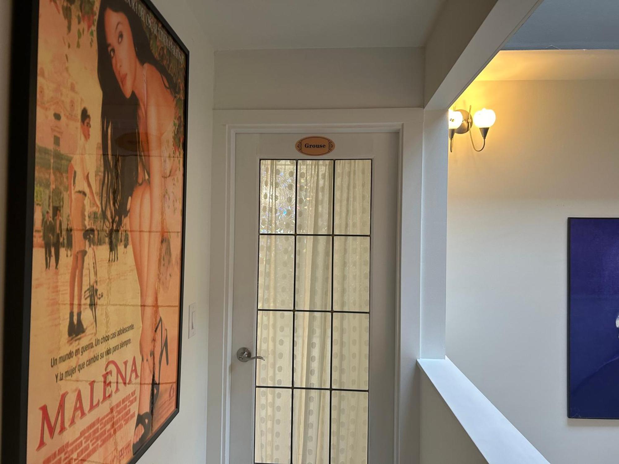 Grouse Cheerful Large Private Bedroom, Bath, Shared Deck, Pool, Hot Tub North Vancouver Bagian luar foto