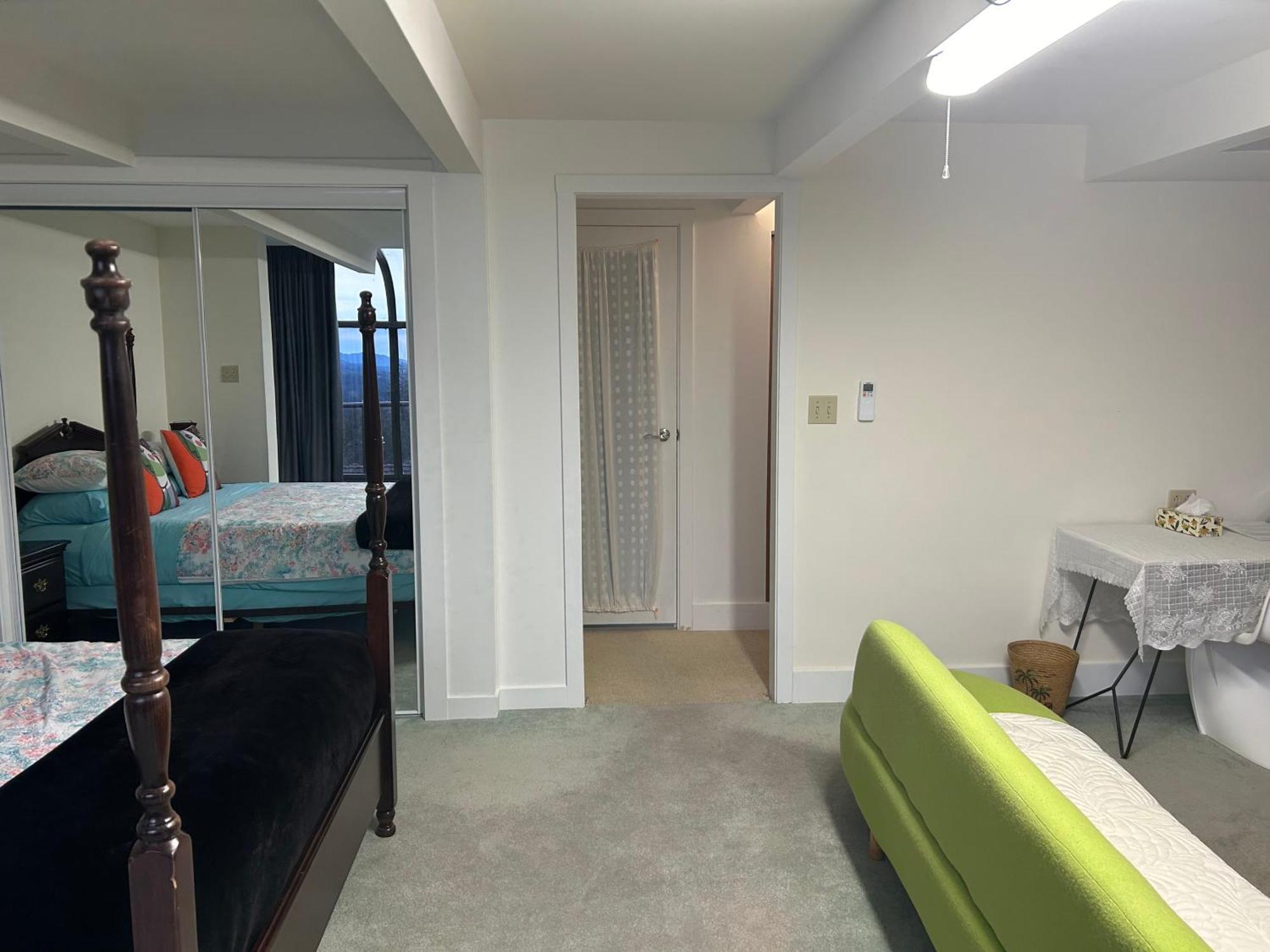 Grouse Cheerful Large Private Bedroom, Bath, Shared Deck, Pool, Hot Tub North Vancouver Bagian luar foto
