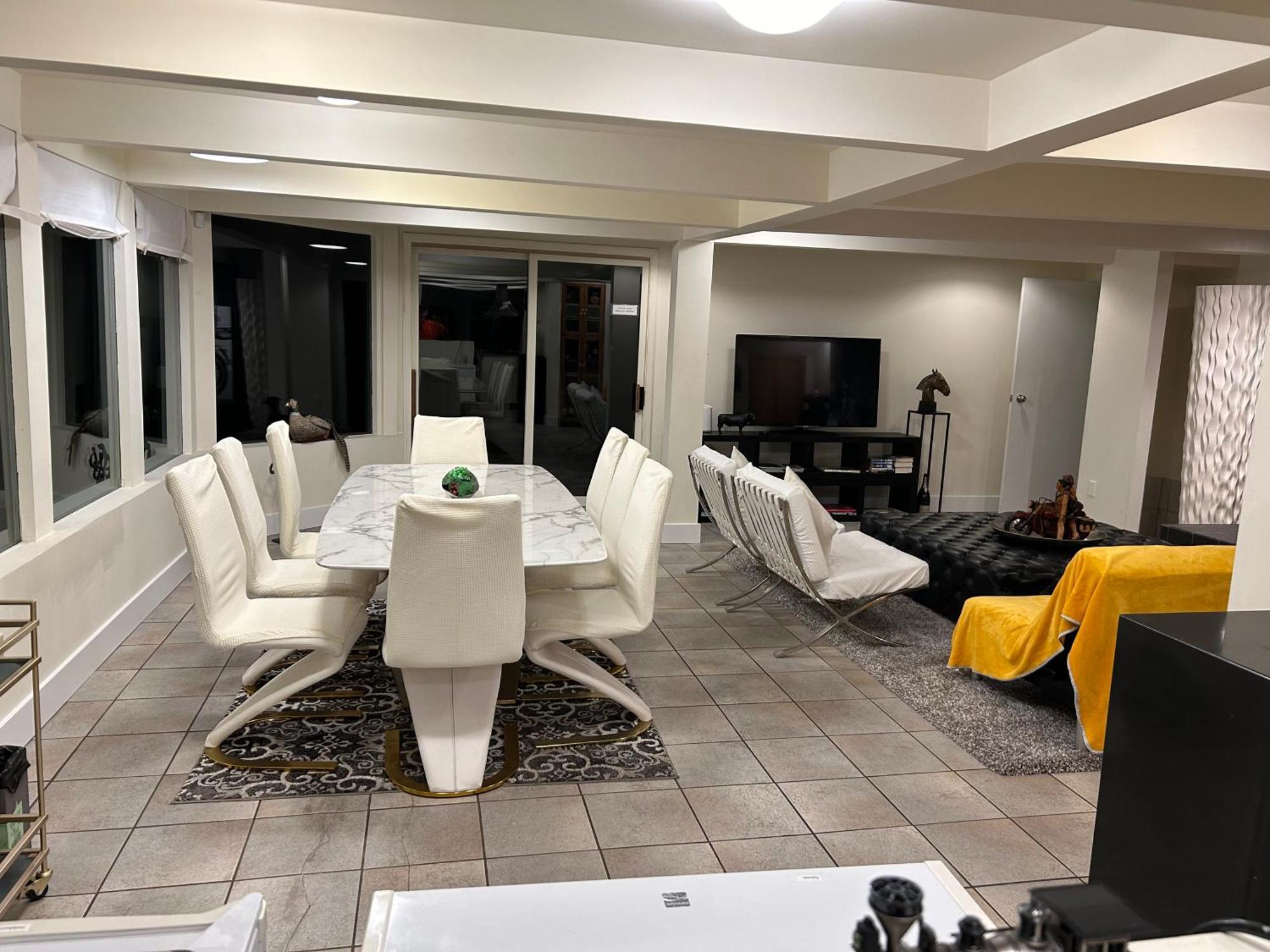 Grouse Cheerful Large Private Bedroom, Bath, Shared Deck, Pool, Hot Tub North Vancouver Bagian luar foto