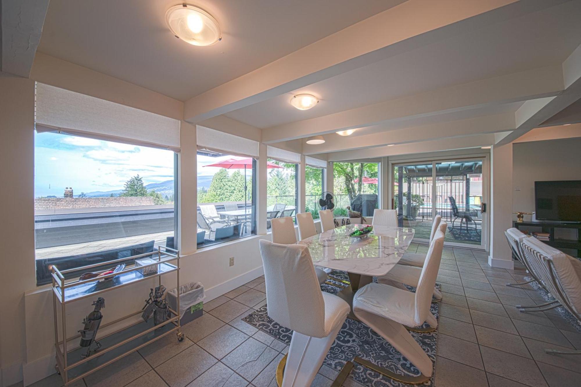 Grouse Cheerful Large Private Bedroom, Bath, Shared Deck, Pool, Hot Tub North Vancouver Bagian luar foto