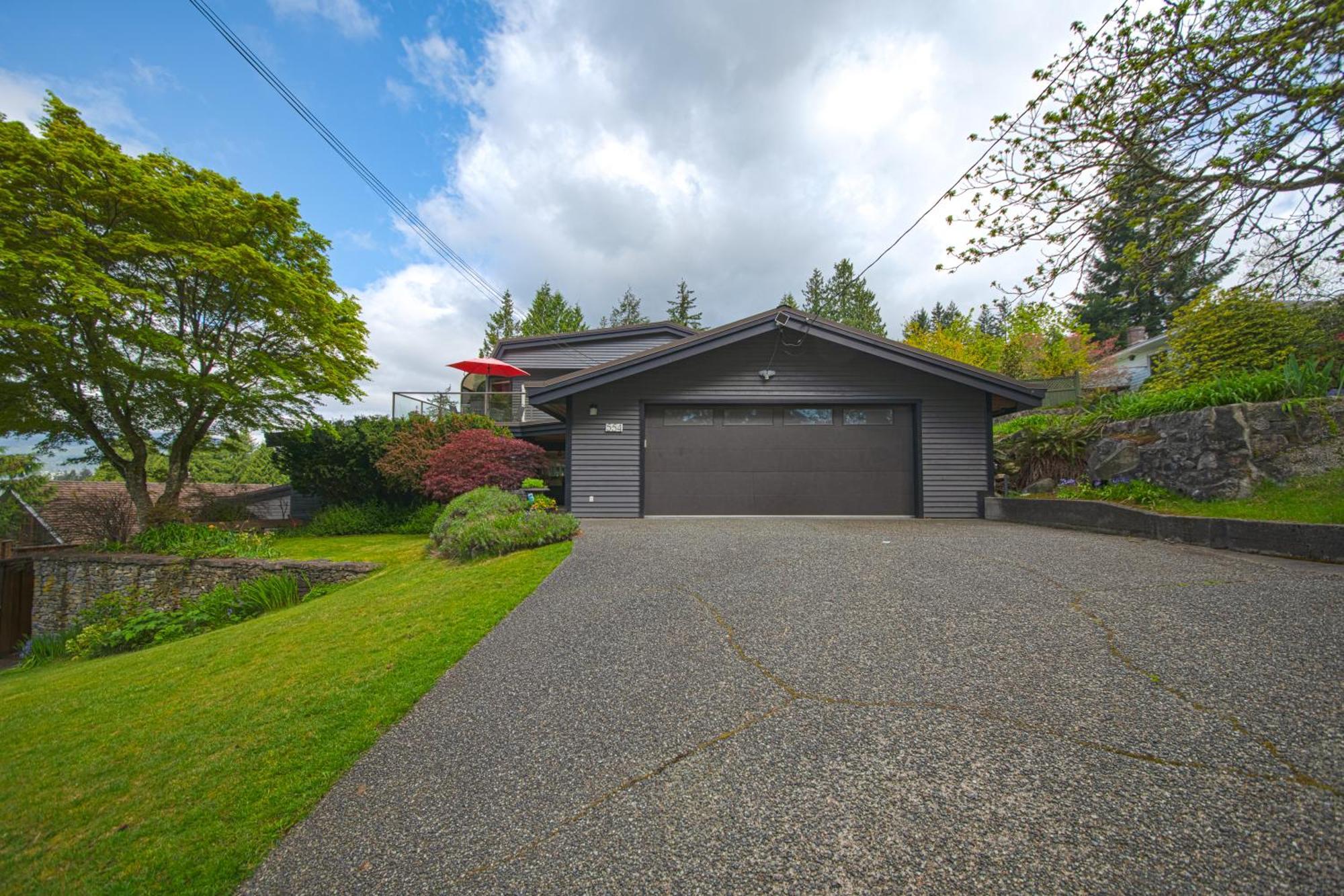 Grouse Cheerful Large Private Bedroom, Bath, Shared Deck, Pool, Hot Tub North Vancouver Bagian luar foto