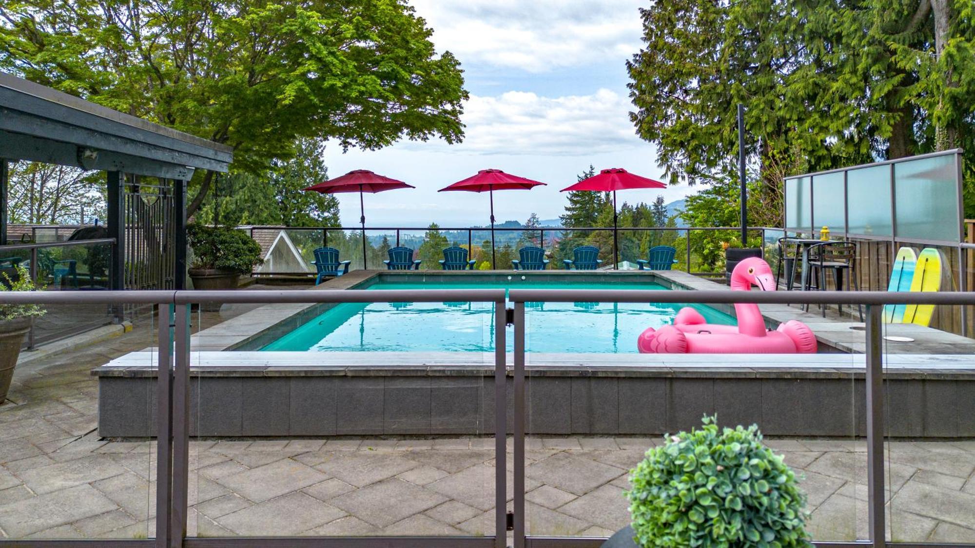 Grouse Cheerful Large Private Bedroom, Bath, Shared Deck, Pool, Hot Tub North Vancouver Bagian luar foto