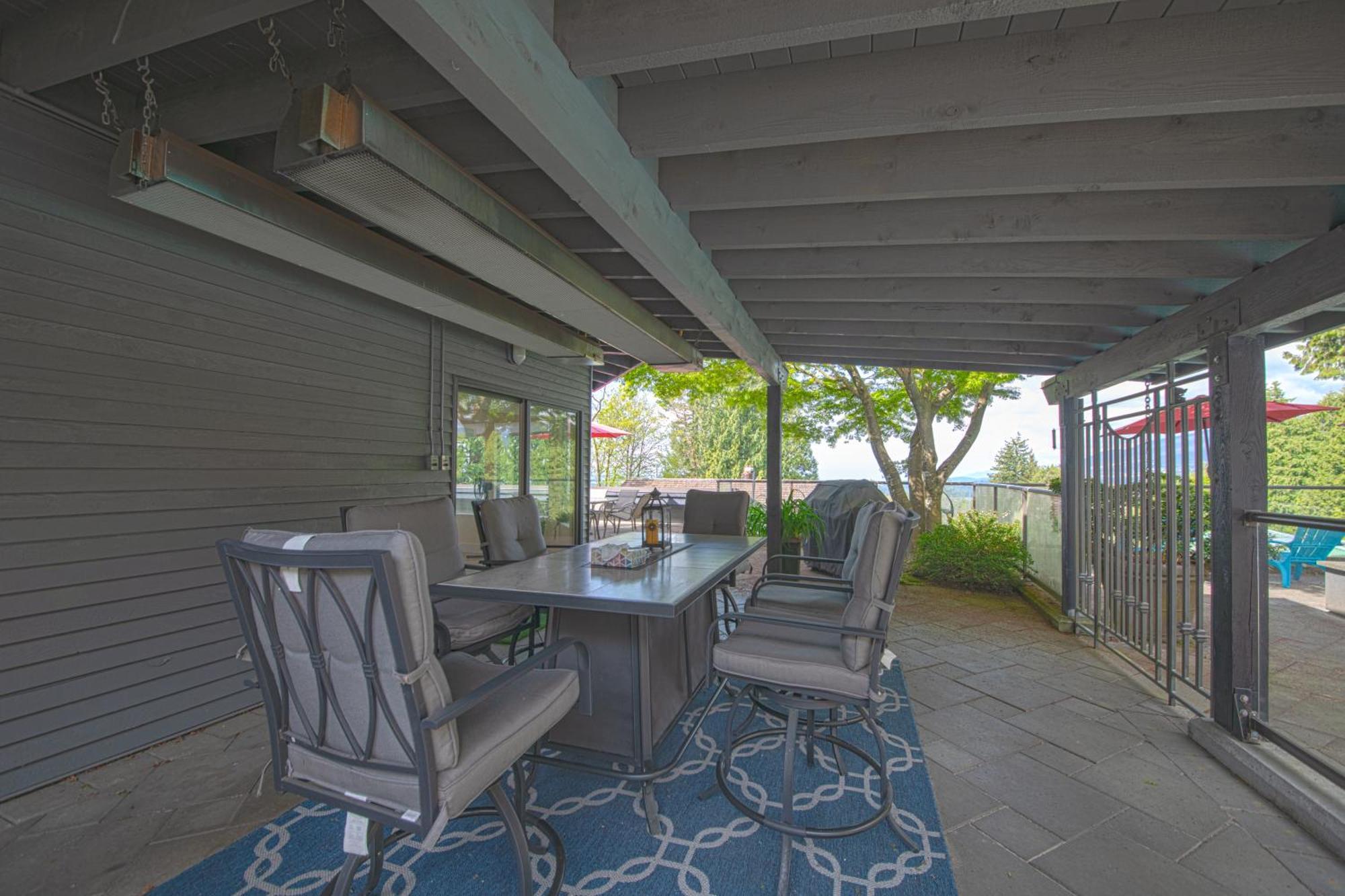 Grouse Cheerful Large Private Bedroom, Bath, Shared Deck, Pool, Hot Tub North Vancouver Bagian luar foto
