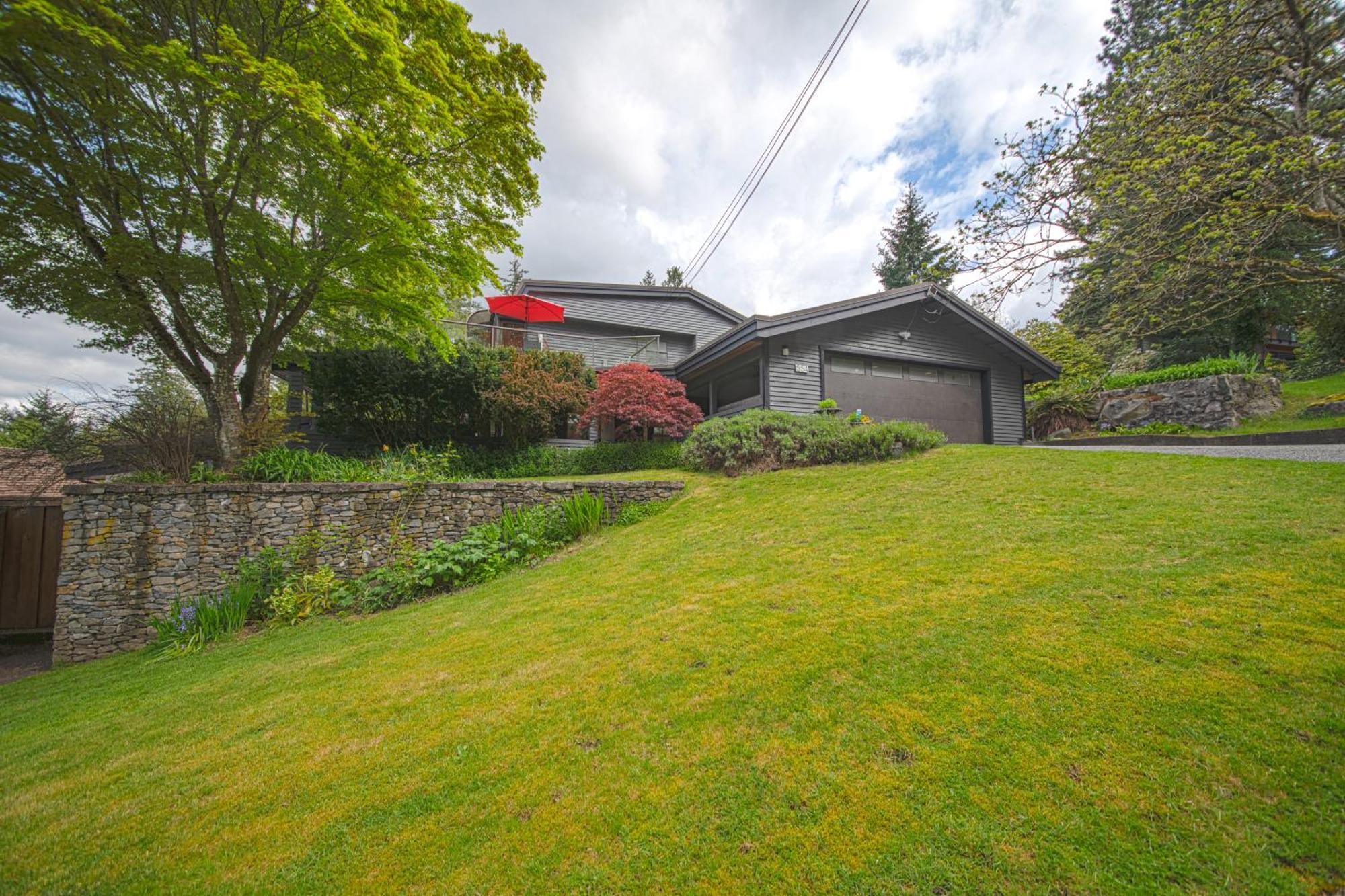 Grouse Cheerful Large Private Bedroom, Bath, Shared Deck, Pool, Hot Tub North Vancouver Bagian luar foto