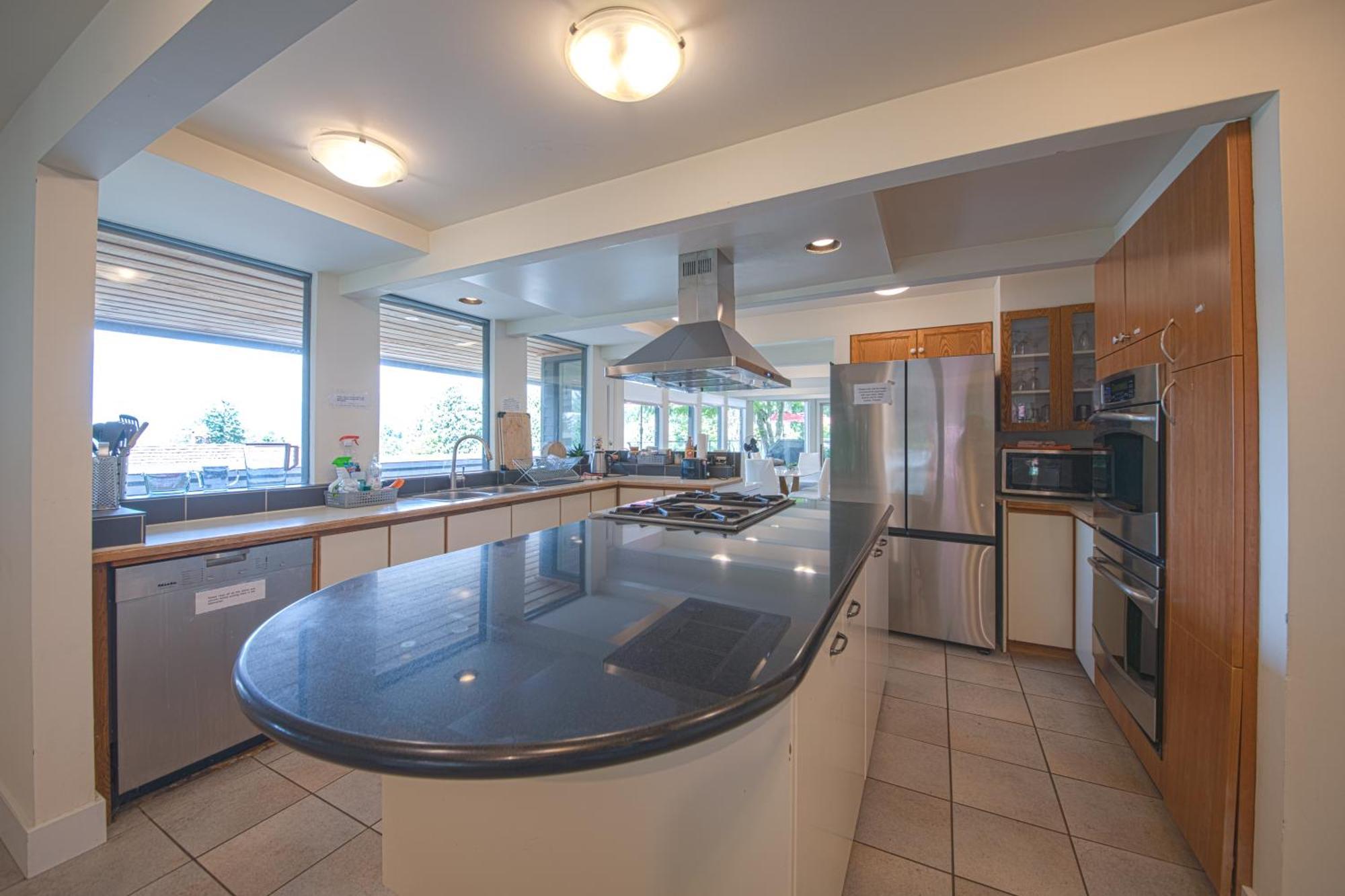Grouse Cheerful Large Private Bedroom, Bath, Shared Deck, Pool, Hot Tub North Vancouver Bagian luar foto