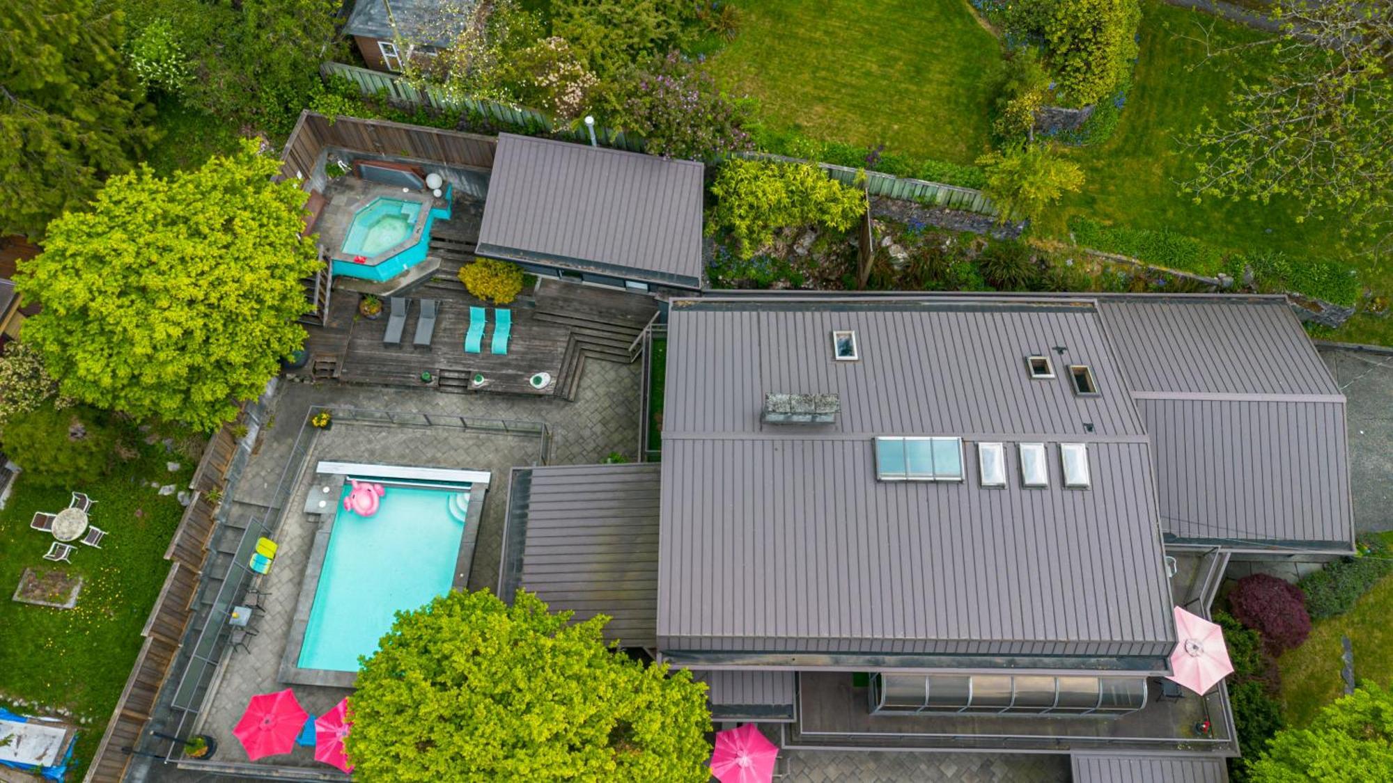 Grouse Cheerful Large Private Bedroom, Bath, Shared Deck, Pool, Hot Tub North Vancouver Bagian luar foto