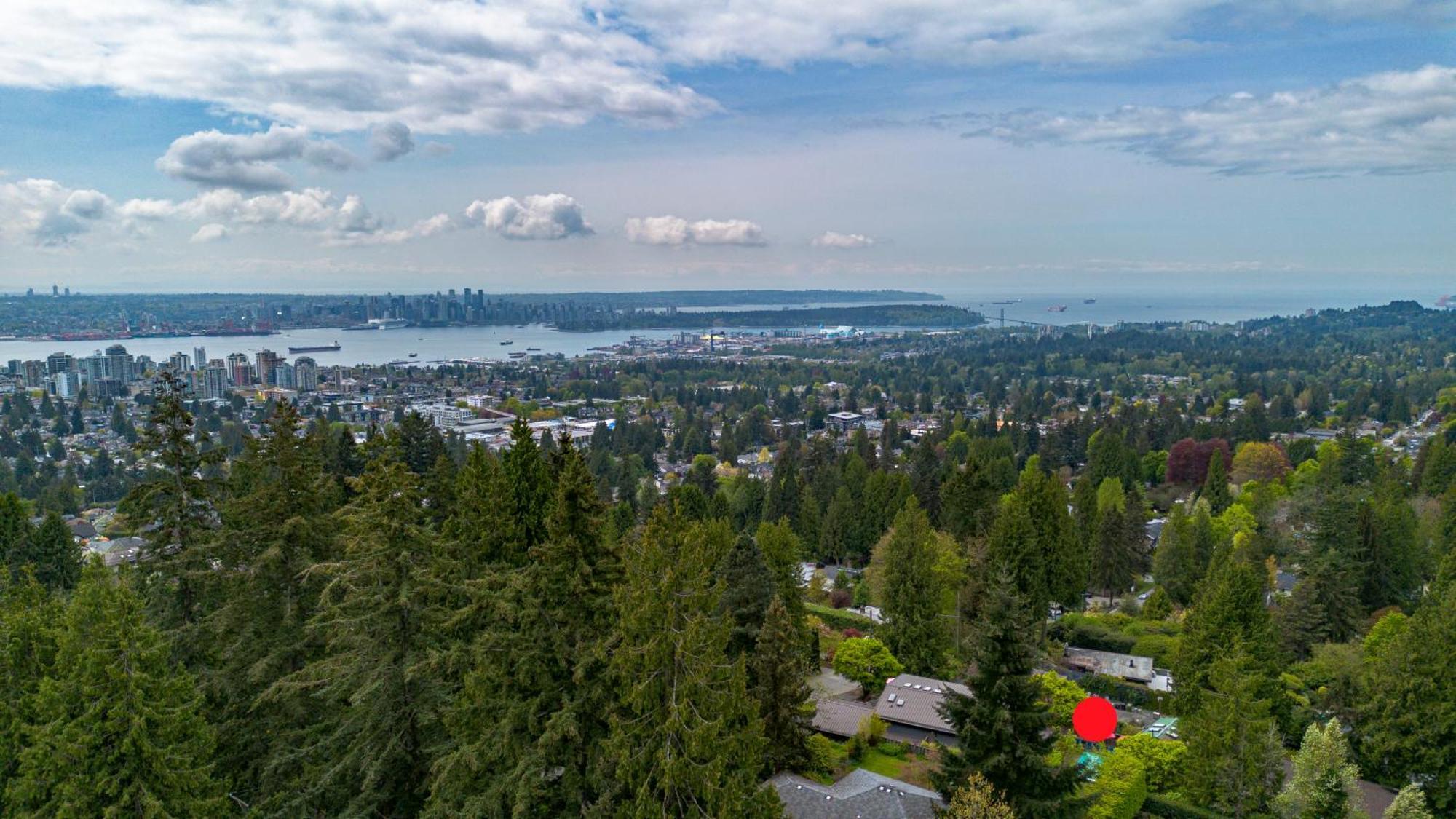 Grouse Cheerful Large Private Bedroom, Bath, Shared Deck, Pool, Hot Tub North Vancouver Bagian luar foto