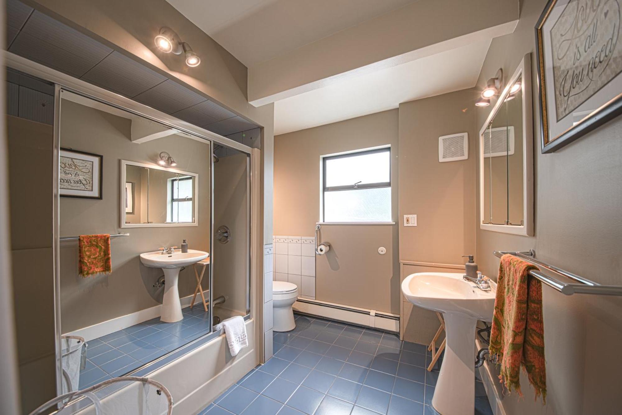 Grouse Cheerful Large Private Bedroom, Bath, Shared Deck, Pool, Hot Tub North Vancouver Bagian luar foto